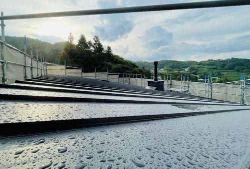 「福島市小田・シンプルノートＨ邸」　天窓と煙突、仕上り以上に下地、防水に注意して施工