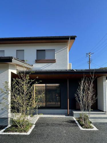 「 白河市大信・Ｏ邸」　玄関廻りに植栽