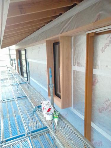 「相馬市石上・Ａ邸」　銀色の外壁と穴の開いた板って何？