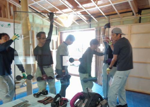 「相馬市石上・Ａ邸」　ペアガラス搬入、大人6人がかり