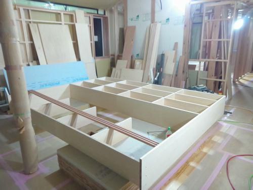 「相馬市石上・Ａ邸」　大きな造作家具は、ひと苦労