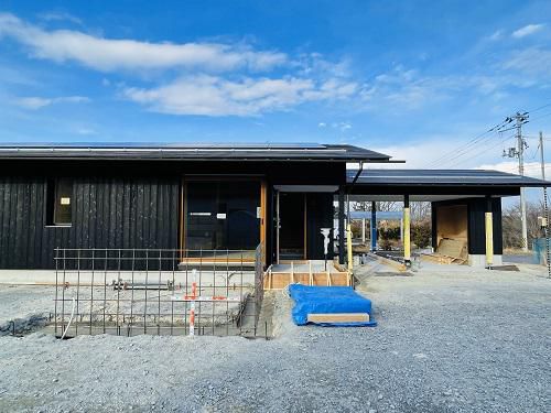 「相馬市石上・Ａ邸」　板目がコンクリート壁表面に現れるよう「化粧型枠」