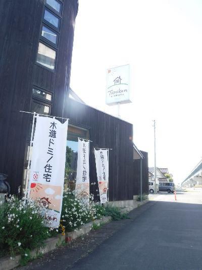 【台風警戒】　事務所の花壇は秋の花盛り