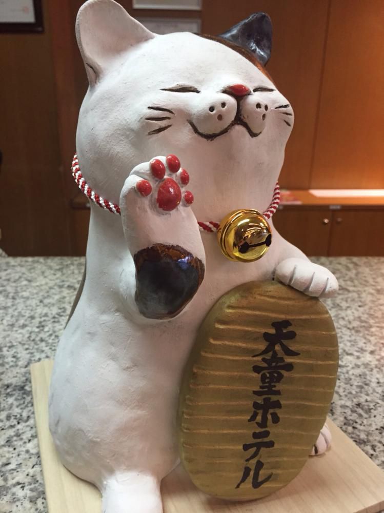 フロントカウンターに可愛い招き猫♪