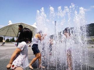 暑い日は、道の駅天童温泉の「噴水広場」で水遊び！