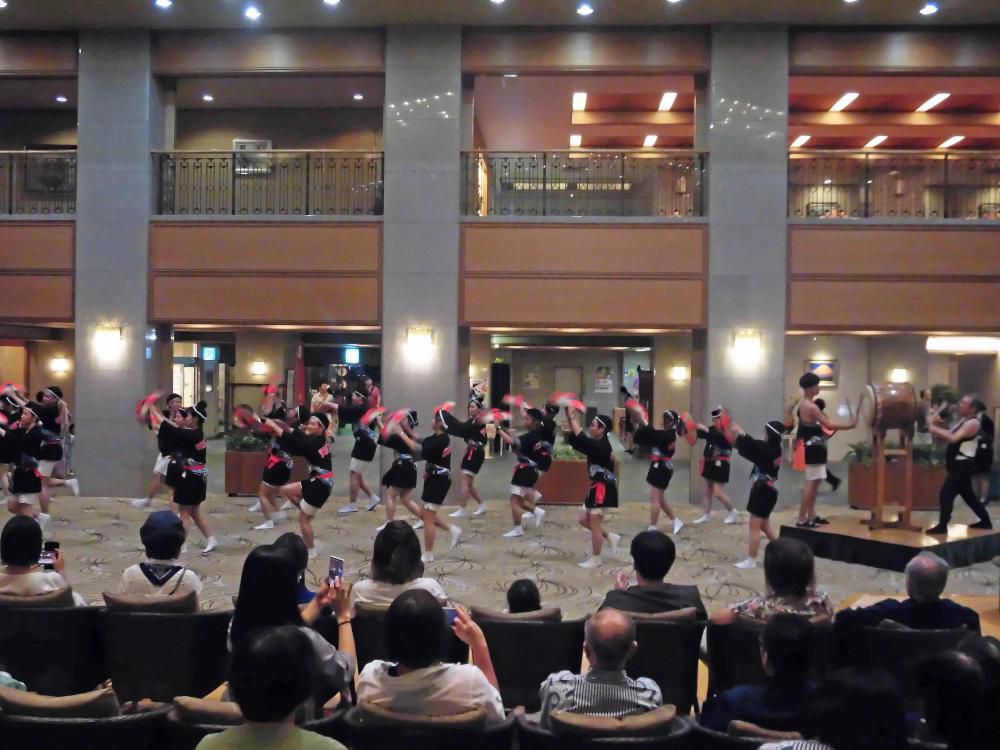 ロビーにて花笠踊りを披露♪