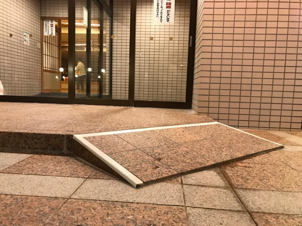 大浴場にスロープ・露天風呂に手すりを設置しました