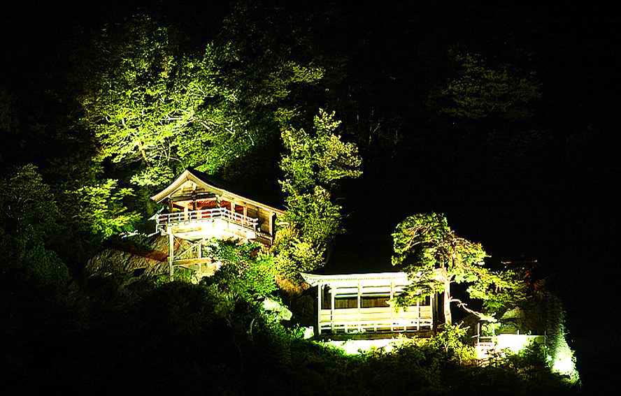 【8/25まで】真夏の夜の「山寺」ライトアップツアー運行中！