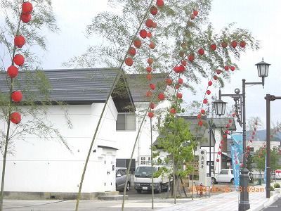 ◆まほろば通りも青竹ちょうちんが立ちました。