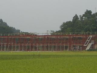 ◆田んぼの真ん中に巨大な建物が　　＠＠＠