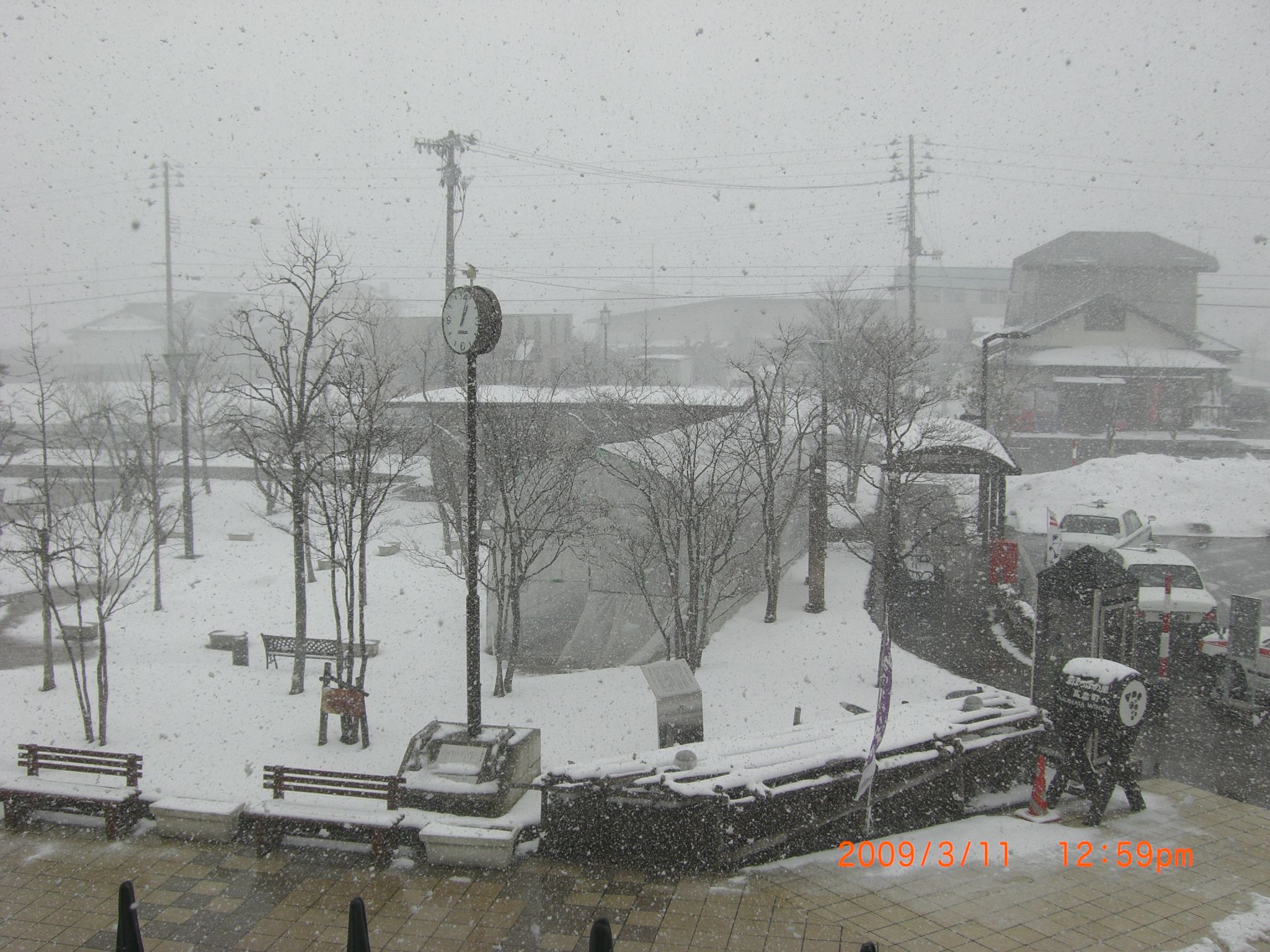 ◆本日の高畠駅 吹雪模様だす。/:/: