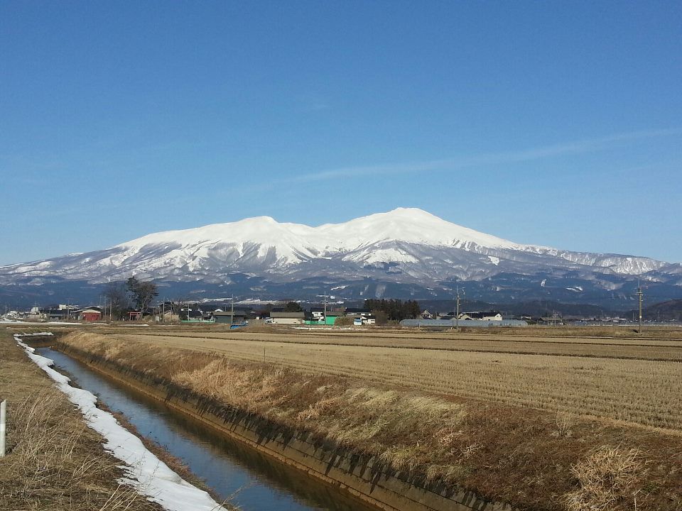 春先の鳥海山