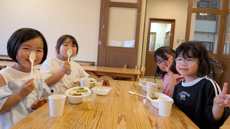 みんなで作ったカレーと輝く花火「夜のつどい」