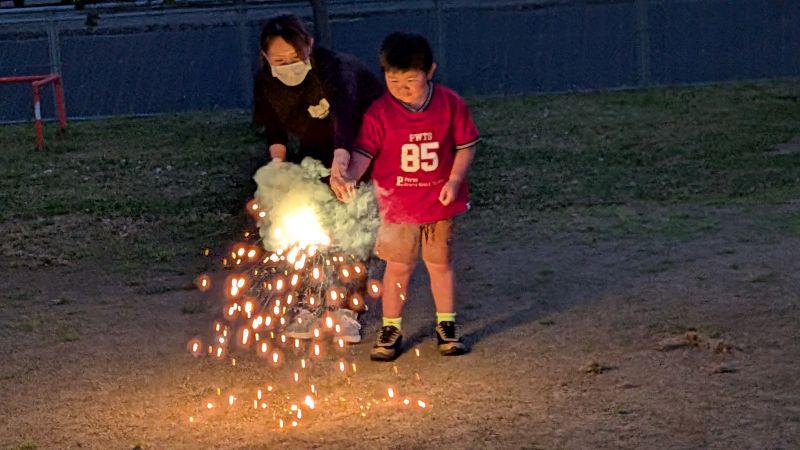 みんなで作ったカレーと輝く花火「夜のつどい」