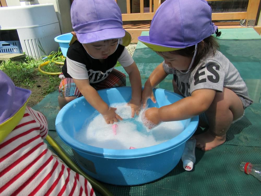 ８月　０，１，２歳児水あそびの様子