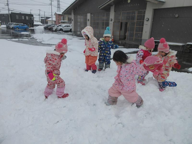 もも組　雪遊び