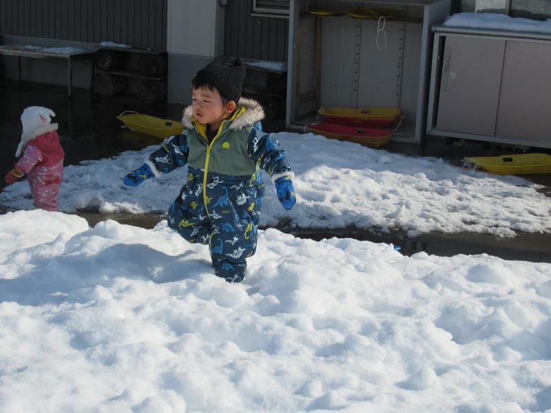 うめくみ1歳児　ゆき　つめた～い！