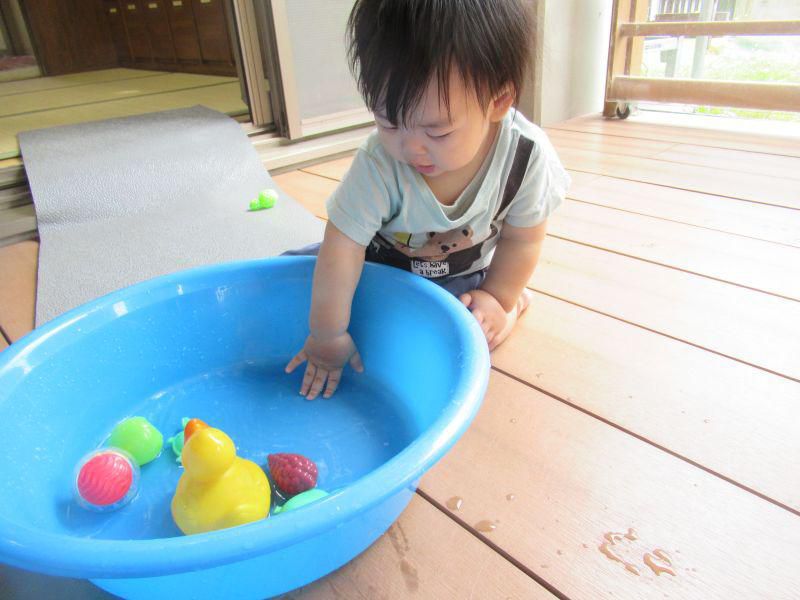 初めての水遊び