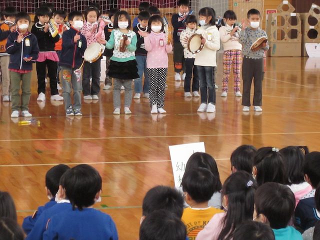 ２月９日　年長さんとなかよし会、年中さんフィンレイ先生と遊んだよ!
