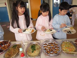 ３月８日 バイキング給食　