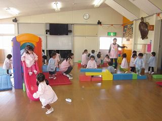 4月15日　ホールあそび（年少）と給食開始