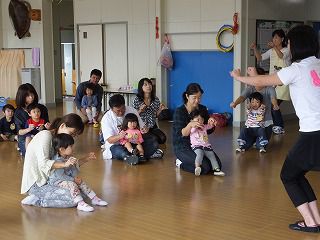 １０月４日　子育てキャンパス「すまいる」　ーリトミックー　