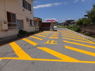 ６月２７日　玄関前道路標示のペイントがきれいになりました
