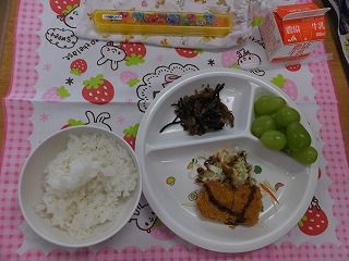 ９月２５日　地場産デー大粒ぶどう給食（シャインマスカット）