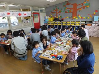 １０月２１日　年少組　給食参観日