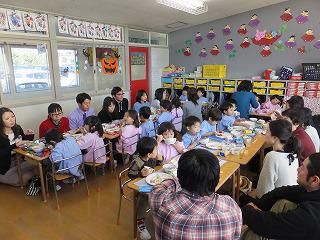 10月21日　給食参観日（年少組）