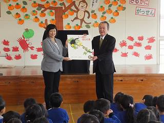 １１月１３日　大型絵本をいただきました