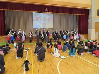１月１８日　沖小１年生との交流会・学校探検
