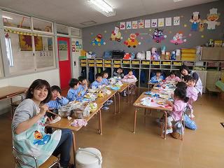 4月11日　元気に登園　給食が始まりました。