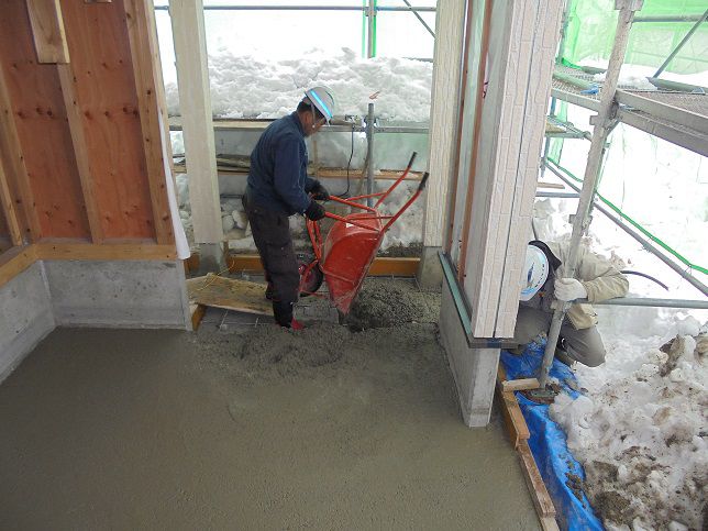 新築現場　雪の中・・・