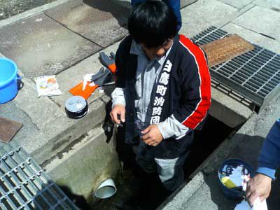防火水槽ゴミ上げ
