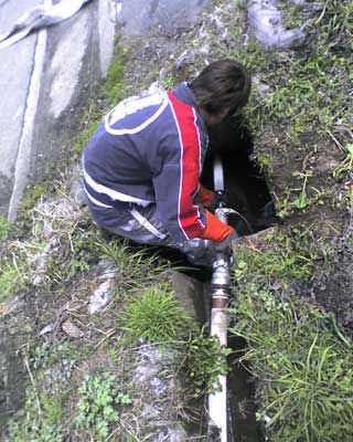 防火水槽ゴミ上げ作業