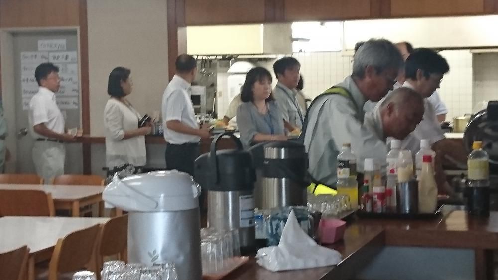 合庁二階食堂カレーで大盛況