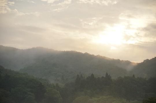 山の朝日