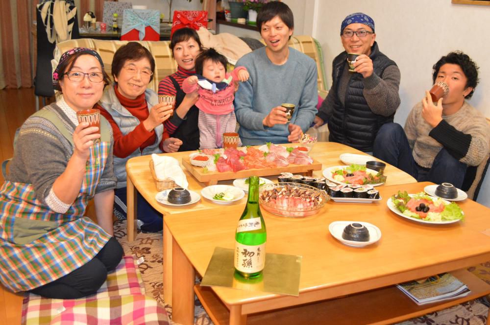 `初孫`を囲んで「初孫」で乾杯！