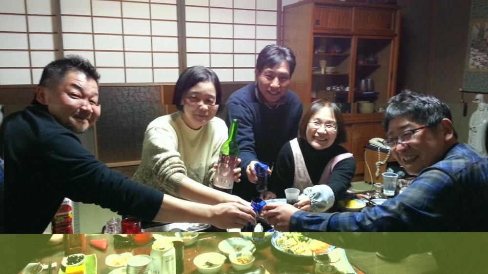 小学校の先生宅で、同級生と乾杯
