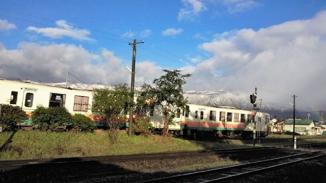 葉山連峰初冠雪とフラワー車両と虹