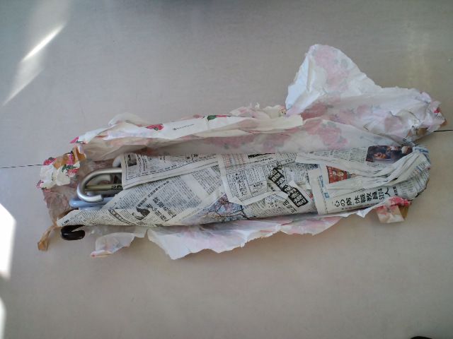 新聞紙の中から出てきたのは…？！