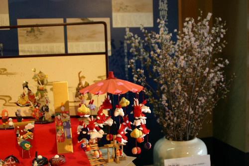 啓翁桜が７分咲き　記念館雛人形展会場に春の訪れ