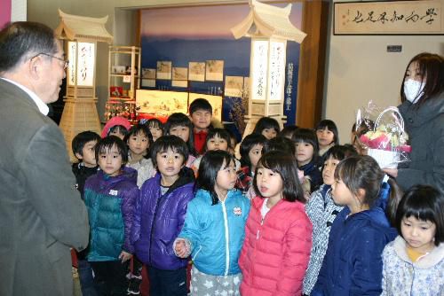 赤湯幼稚園の皆さんからきれいな花束が届く