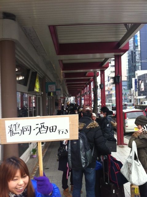 仙台からの脱出、バス待ちの列