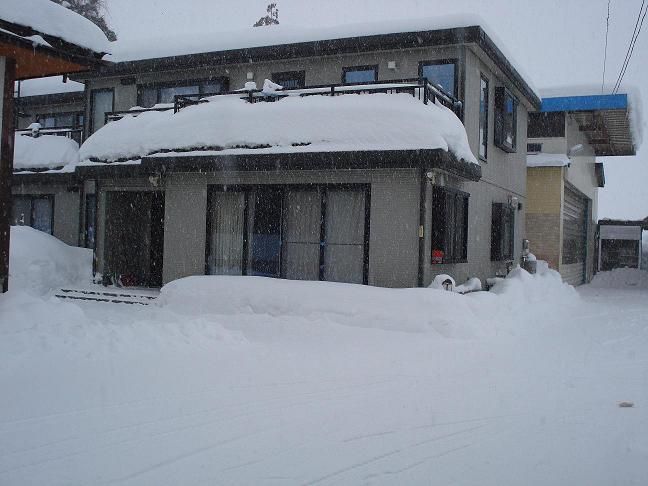 大雪。ハイムも２回も雪おろししたよ。(^O^)／雪かたずけもたいへんだよ。