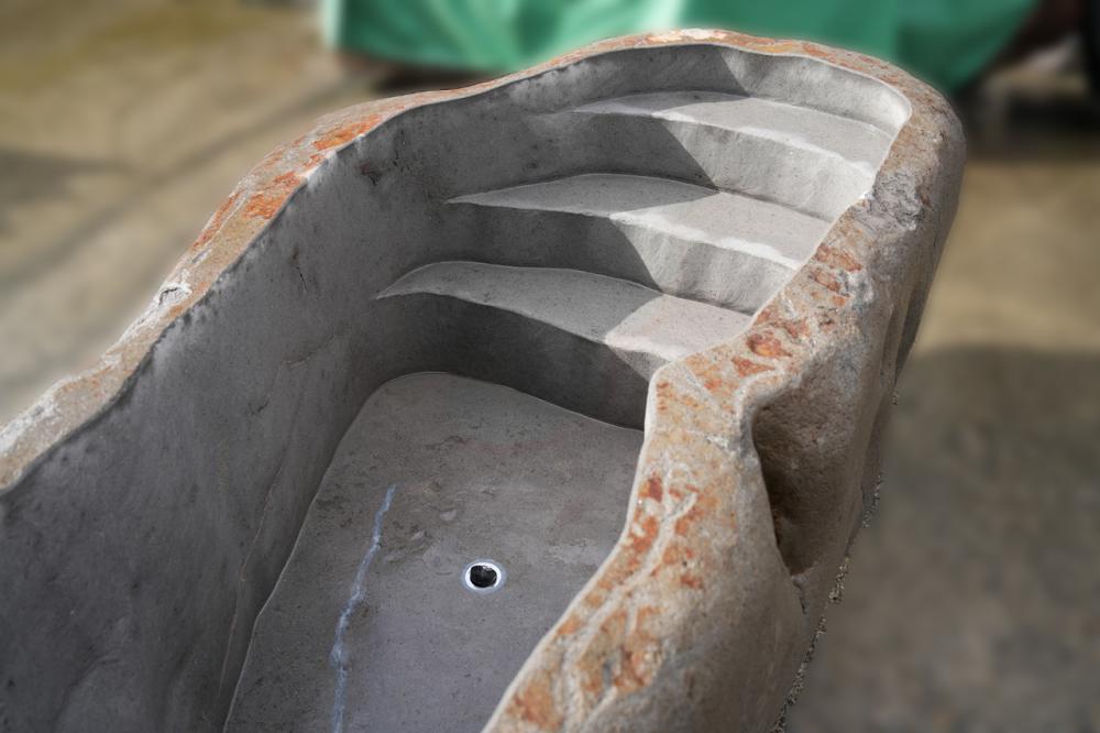 春の気配を感じる露天風呂 ― 蔵王石のぬくもりと自然の色合い