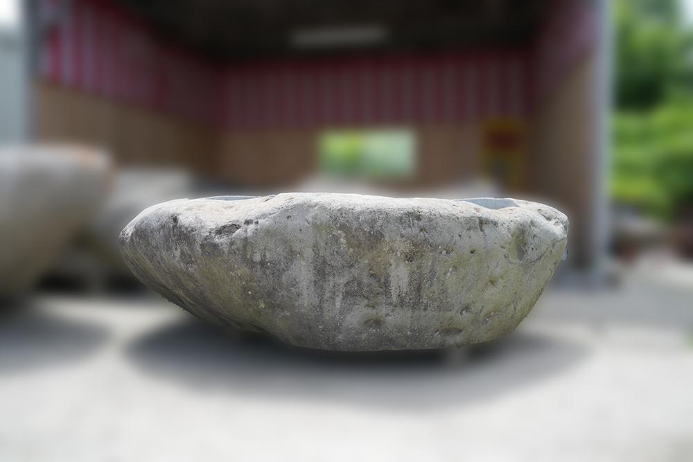 丸みを帯びた、やわらかな佇まいの石風呂