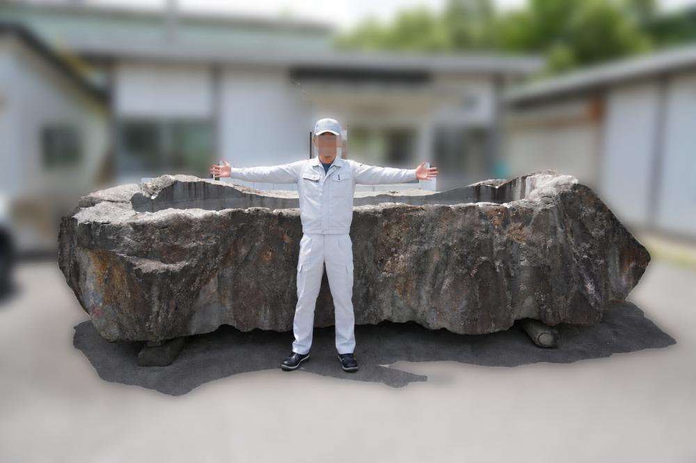 大人4人がゆったり浸かれる、大型の石風呂
